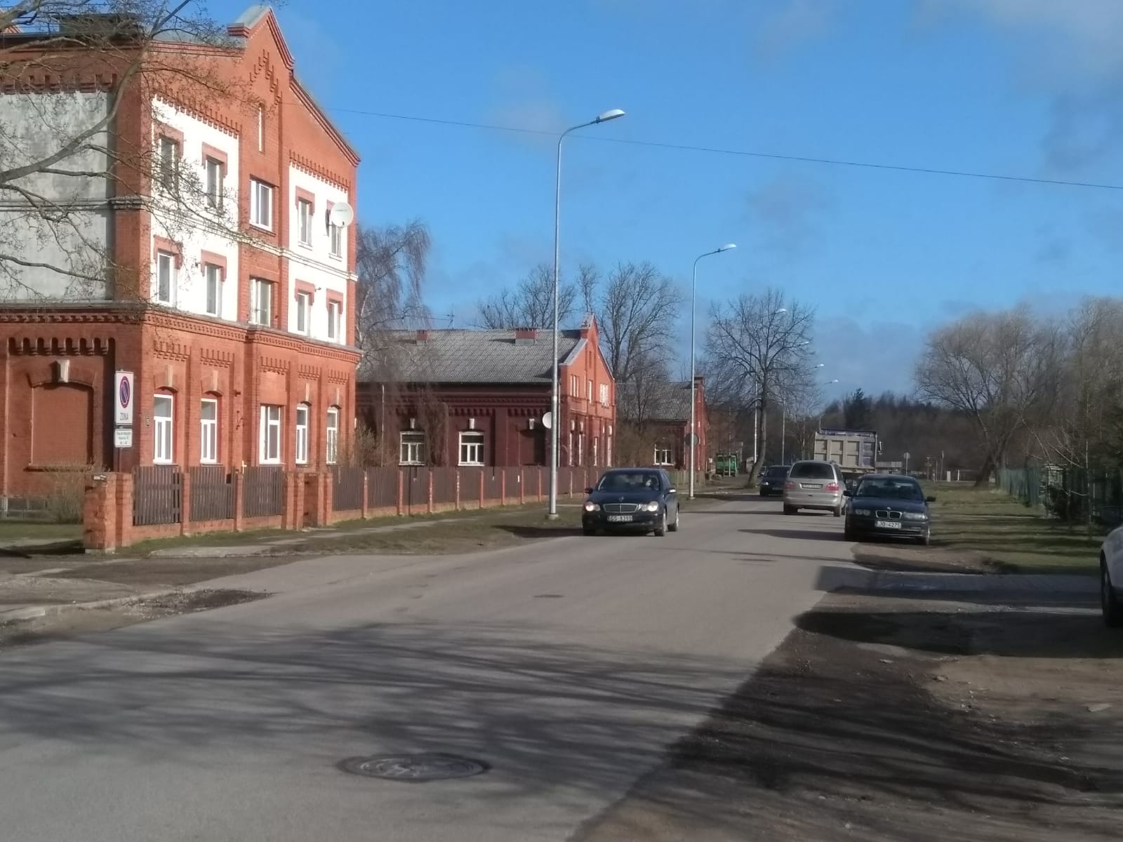 Nākotnes ielā ierobežo automašīnu stāvēšanu, taču ne visi to ievēro