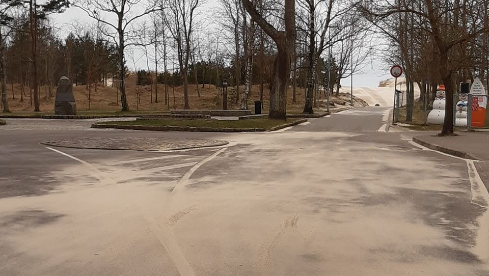 No paplašinātās ieejas pludmalē vējš pūš smiltis pilsētā. Problēmas risinājums vēl top