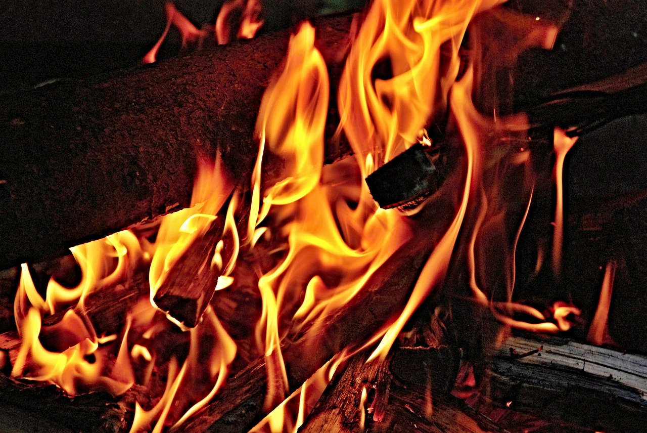 Deg piecstāvu māja, noslīkst cilvēks