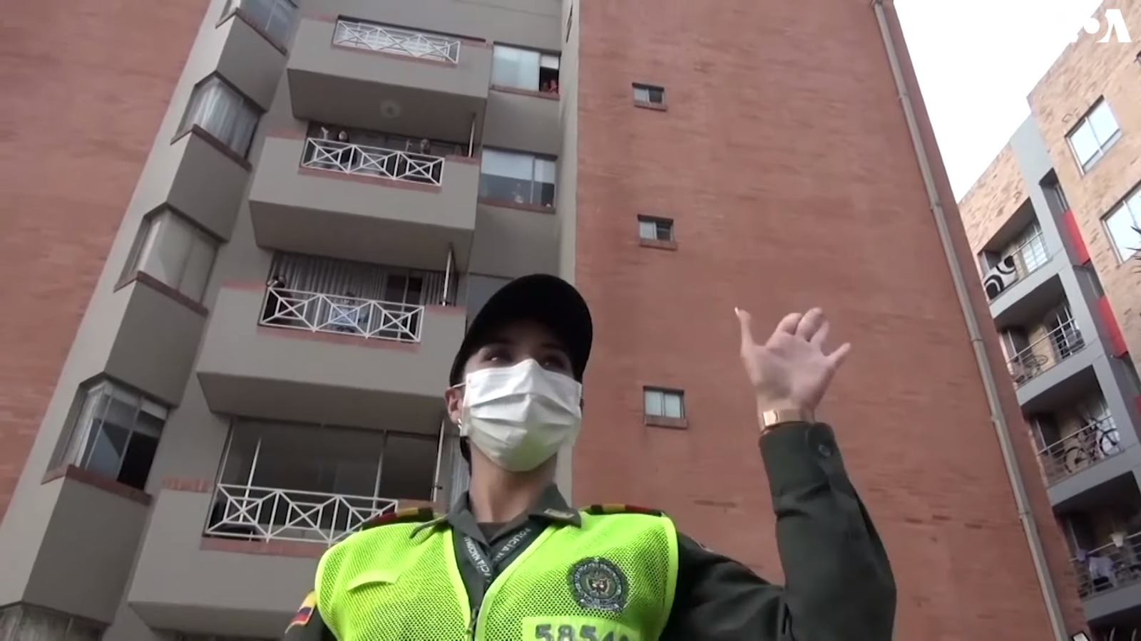 Dienas prieks: Kolumbijas policija diriģē iedzivotāju deju balkonos