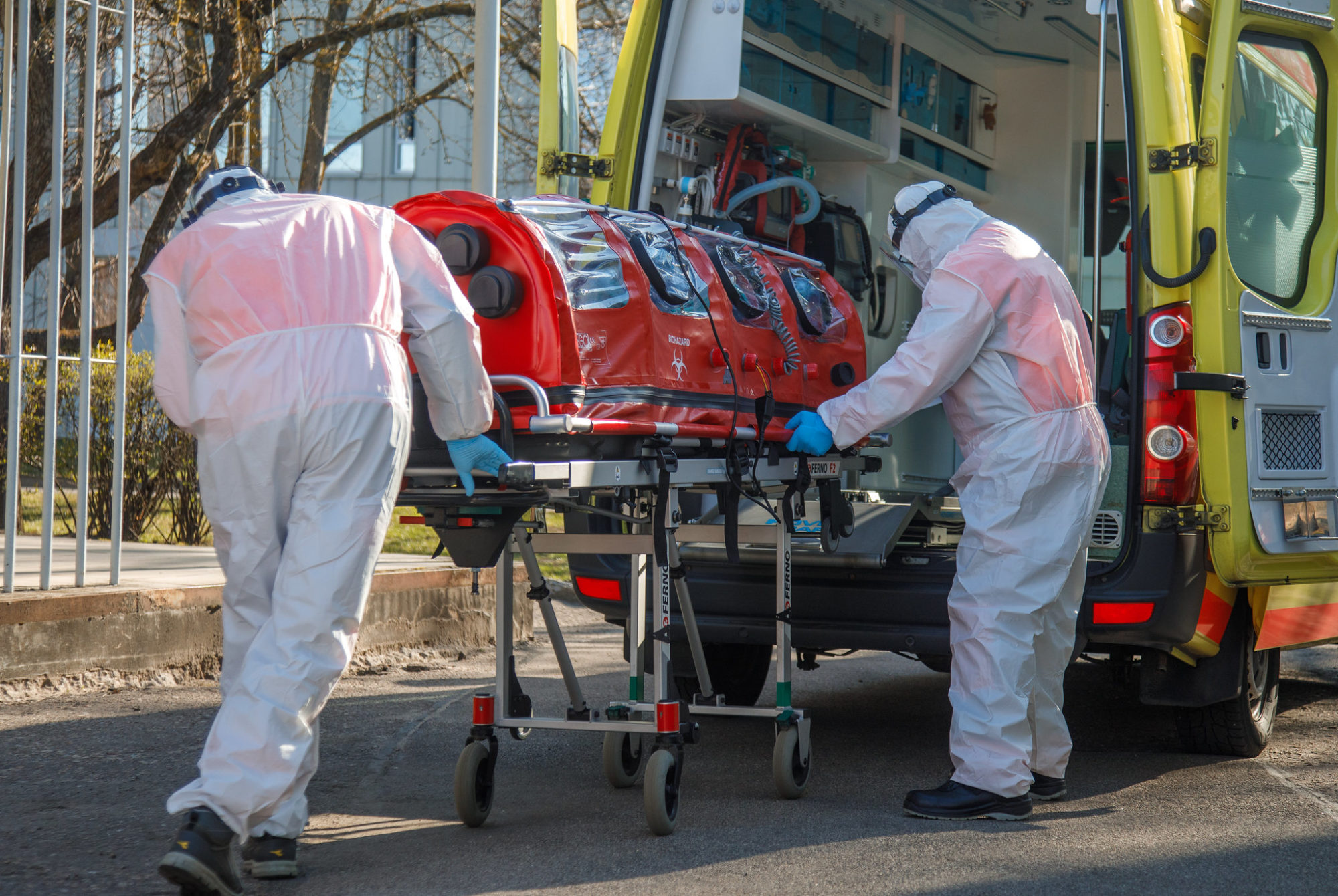 Neatliekamās medicīniskās palīdzības dienests iegādājies īpašu aprīkojumu smagi slimu Covid -19 pacientu transportēšanai