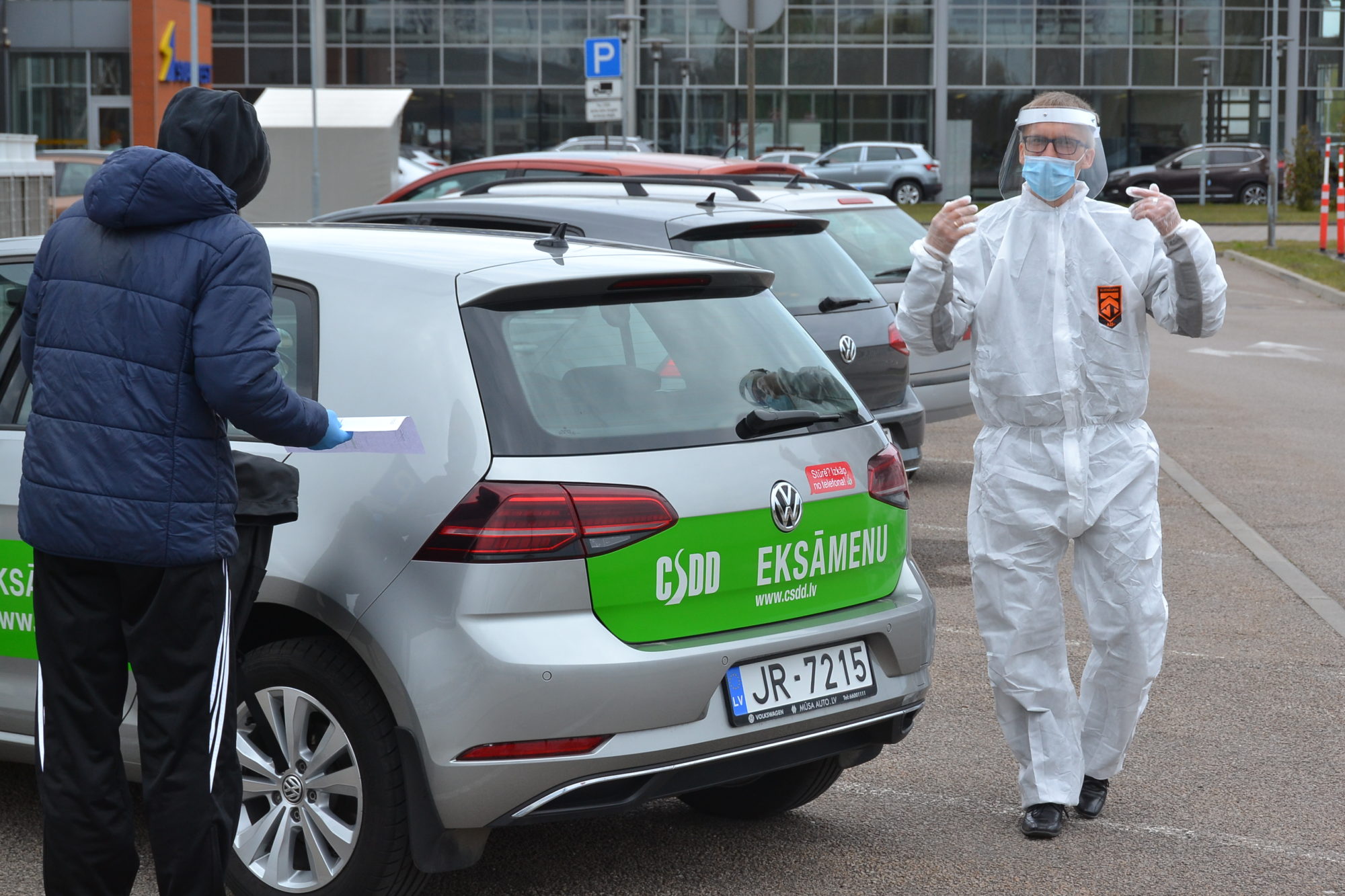 CSDD darbinieki eksāmenus pieņem spectērpos