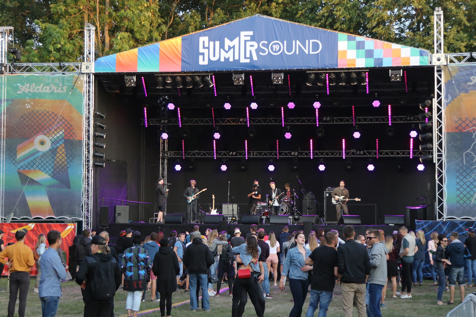 Neskatoties uz prognozēm par ierobežojumu pagarinājumu, joprojām tiek tirgotas biļetes uz festivālu ”Summer sound”