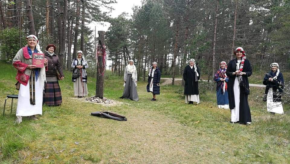 Stiprās sievas ieraka savu  “1836” stabiņu