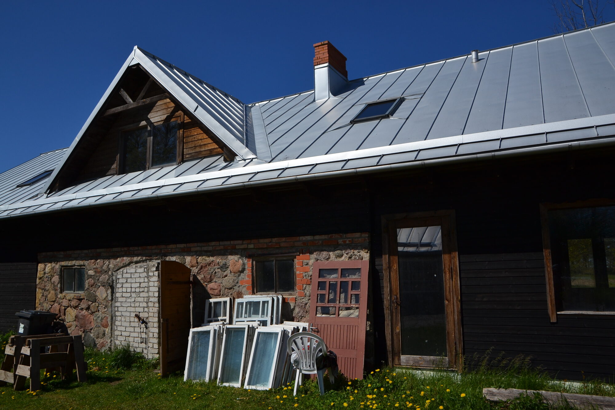 Saraiķos iekārto zvejnieka sētu ar lavandām