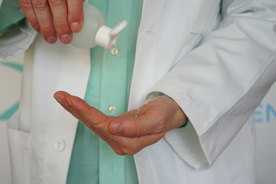 Plāno atcelt Covid-19 dēļ ieviesto ārkārtas situāciju medicīnā Latvijā