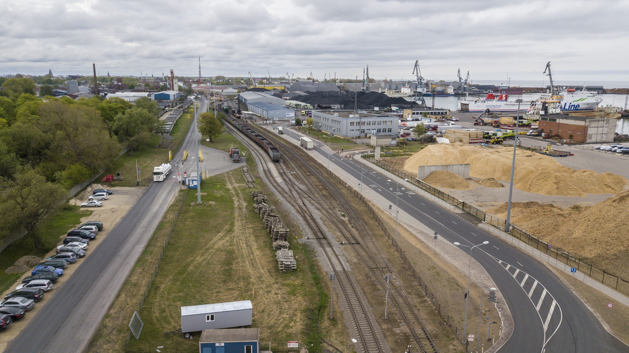 Pēc tehnoloģiskā pārtraukuma atsākta Liepājas ostas auto pievadceļa izbūve