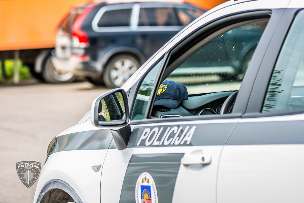 Par komandantstundas neievērošanu aizvadītajā naktī valstī sākti 613 administratīvie procesi; vairākos gadījumos mēģināts uzbrukt policistiem