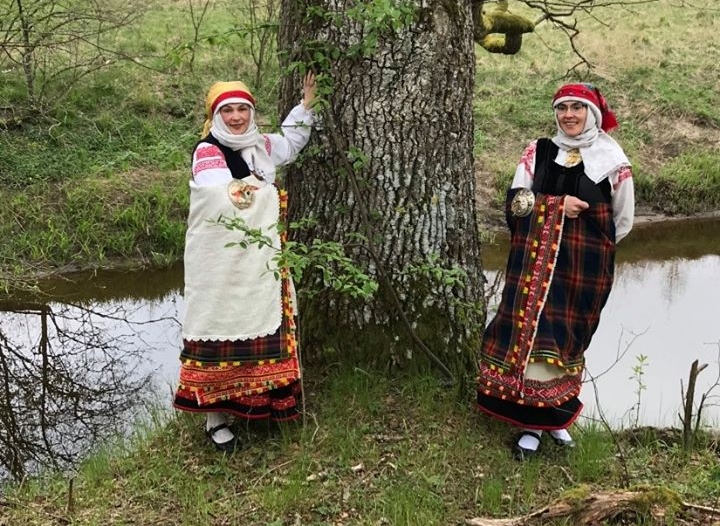 “Šī diena ir īpaša. Daudzās nozīmēs” – sociālo tīklu lietotāji ģērbjas tautas tērpos un apsveic Latviju