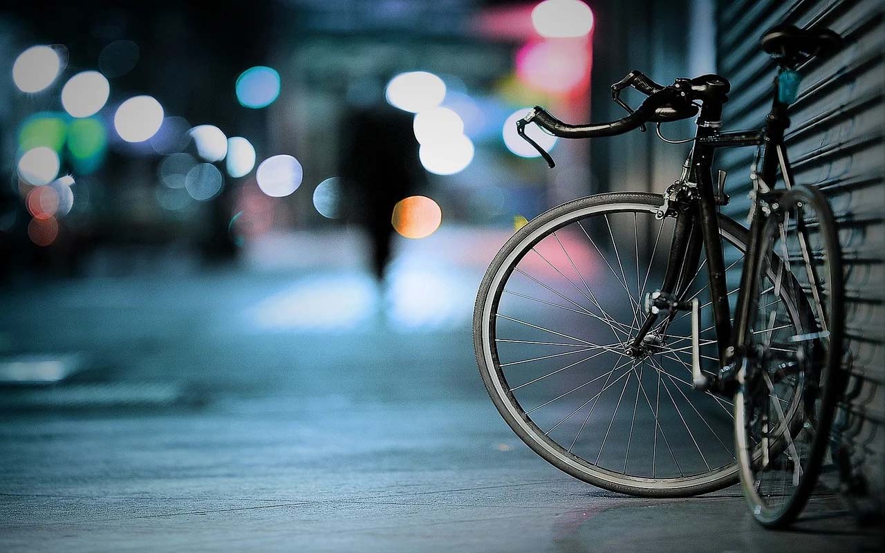 Cieš satiksmes negadījumos un zog velosipēdus