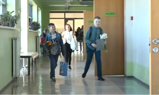 Ne visi pēdējā skolas dienā liecības saņem klātienē 