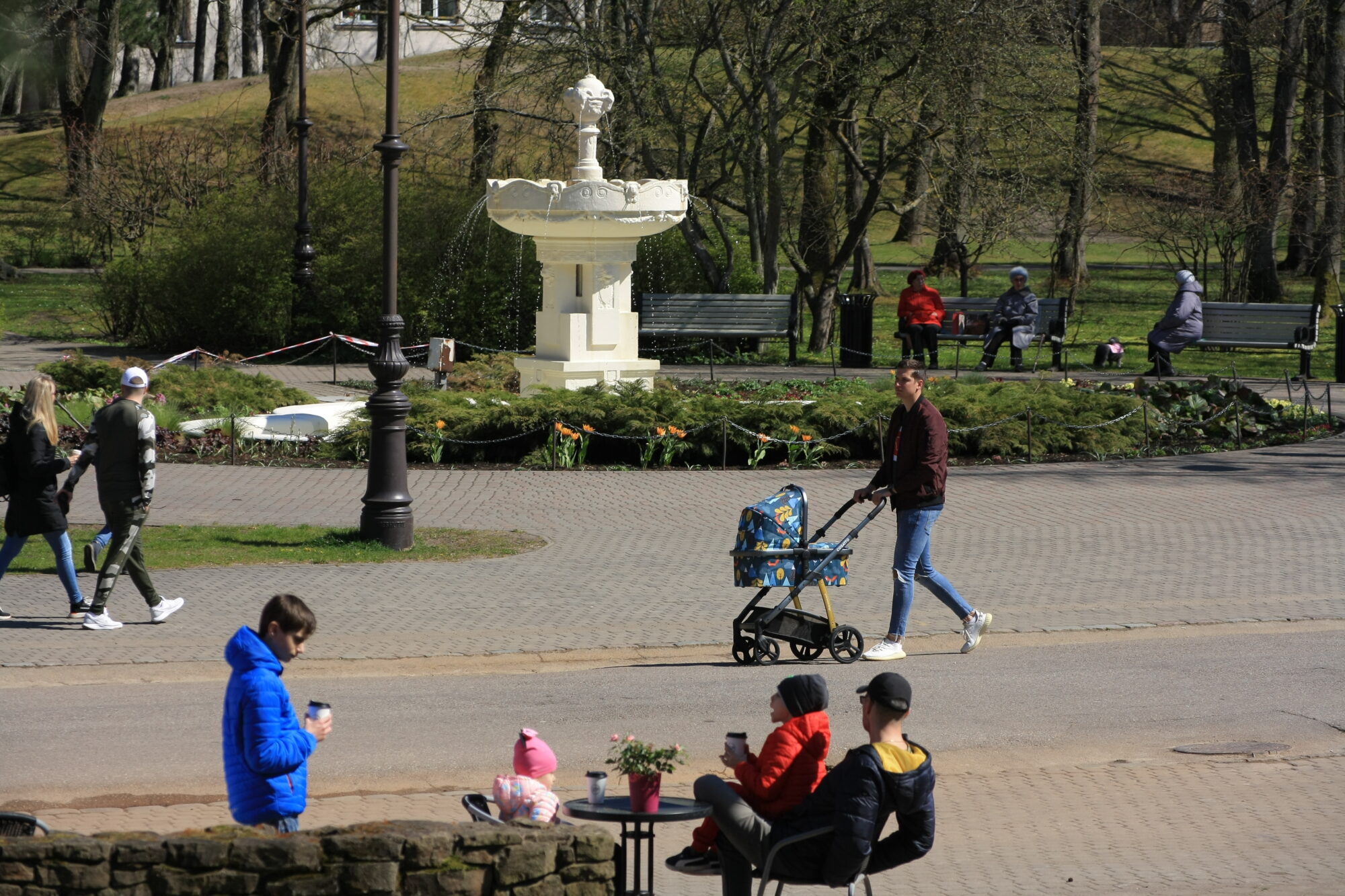 Visur strūklo, tikai pie stacijas ne