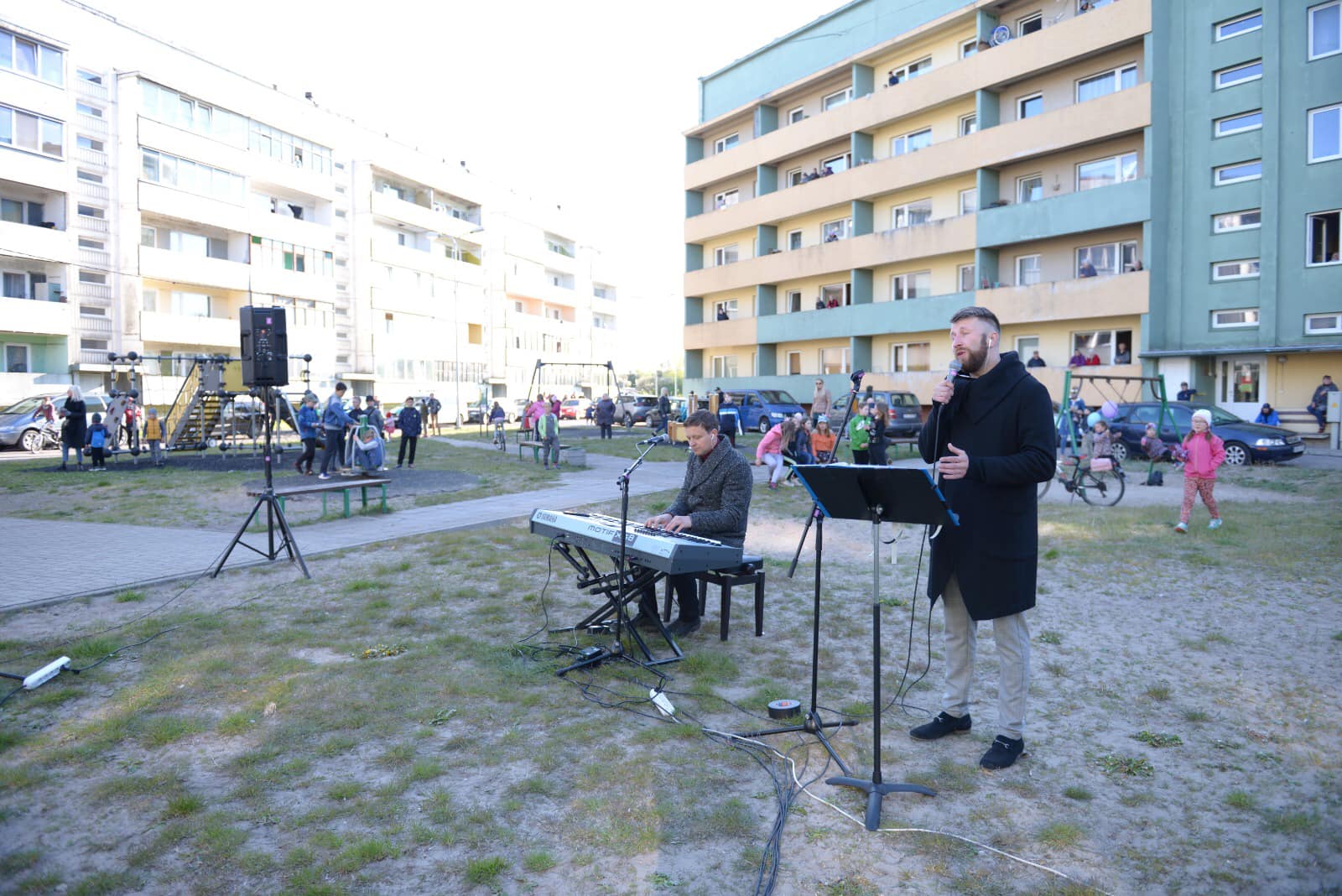 Zaļās birzs iedzīvotāji saulainā un siltā vakarā izbauda koncertu pagalmā