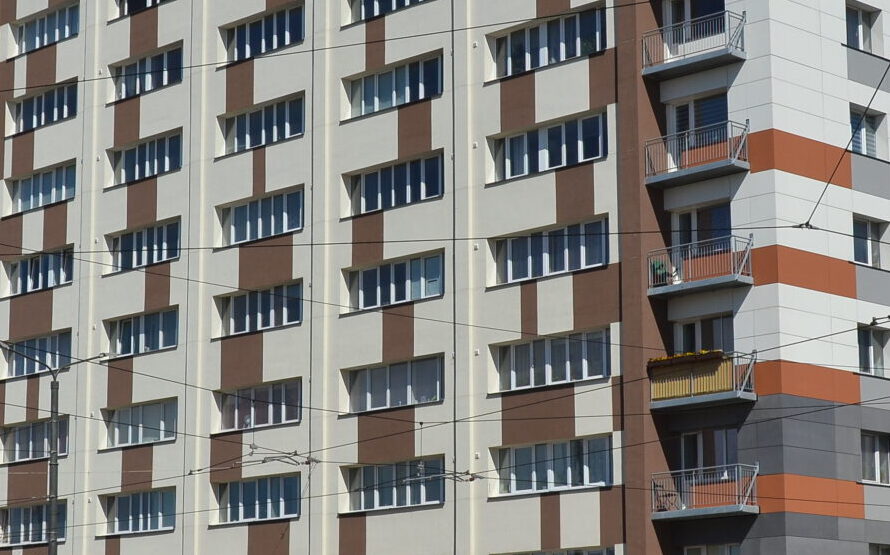 Senākās Liepājas deviņstāvu mājas renovācija ar novēlošanos, bet pabeigta