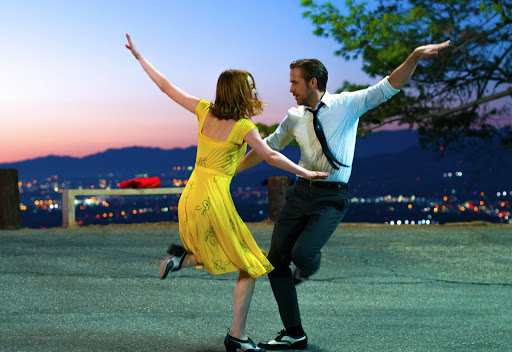 Pie tenisa halles ierīkos “drive in” kinoteātri
