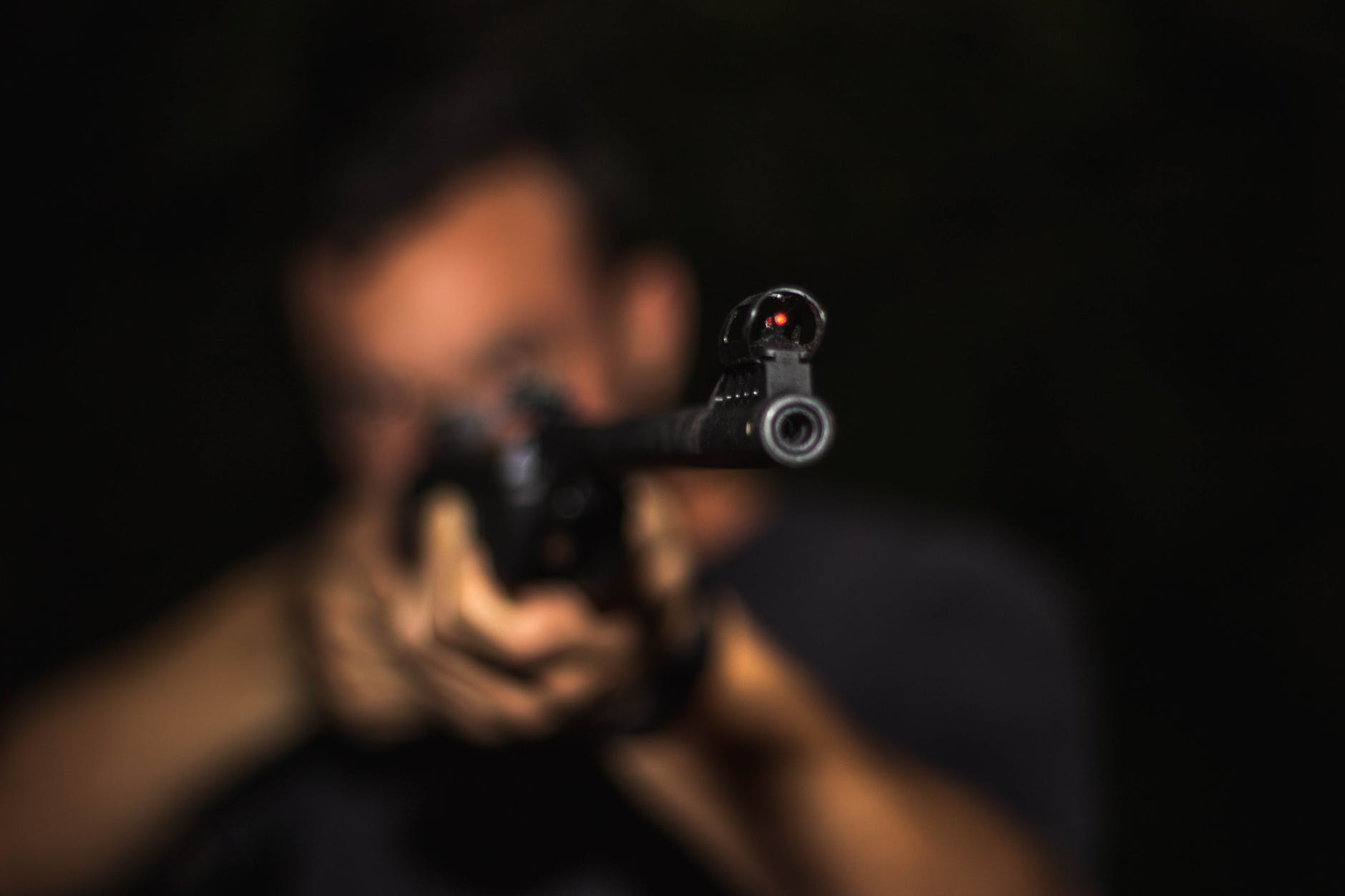 Iedzīvotājs informē likumsargus par šāvieniem daudzdzīvokļu mājas sētā, policija aiztur divas personas