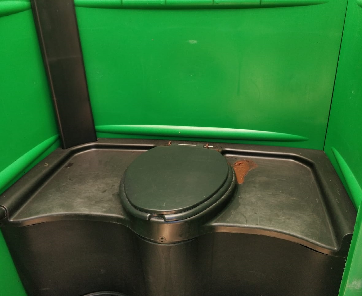 Apmeklētāju šokē skats Centrālkapu tualetē 