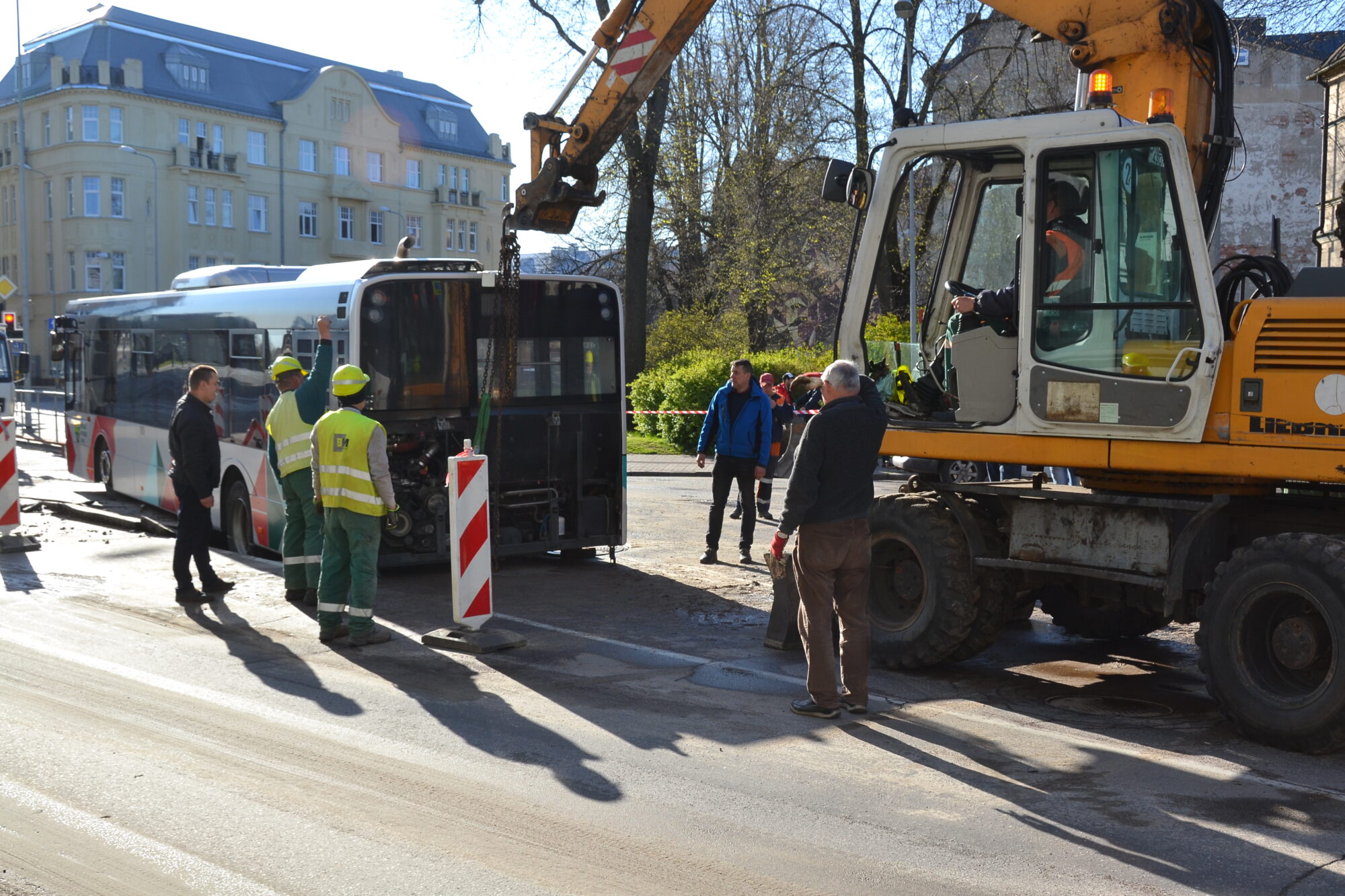 Kūrmājas prospektā plīst ūdensvads, autobuss iegrimst asfaltā