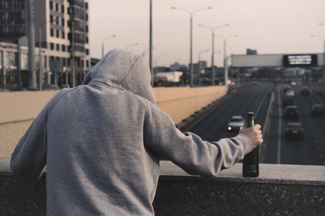 Vīrietis reibumā uzkrīt automašīnai un pieprasa  atlīdzību