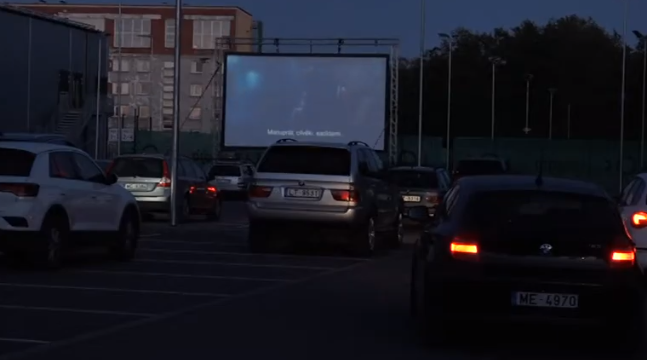 Saulriets izjauc brīvdabas kino seansu Liepājā