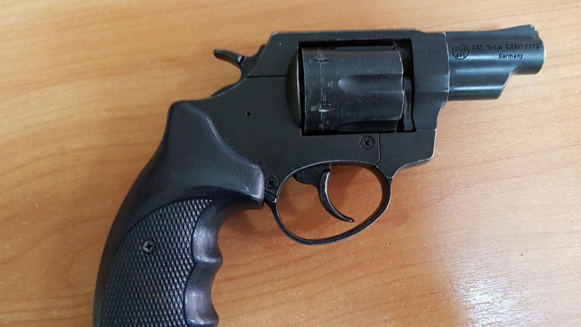 Šauj un draud ar gāzes pistolēm