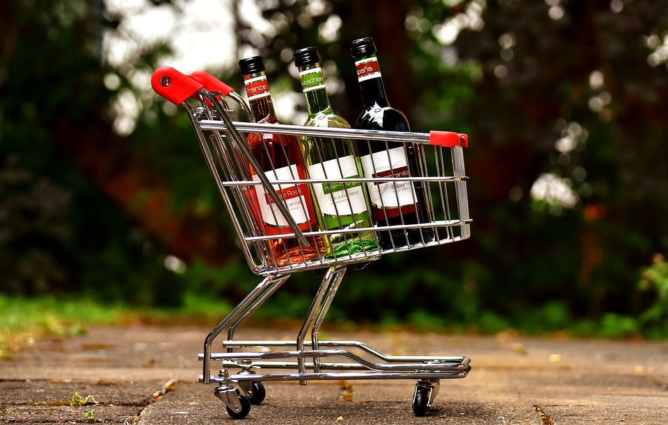 Veikala apsargs pieķer vīrieti, pērkot alkoholu nepilngadīgajiem