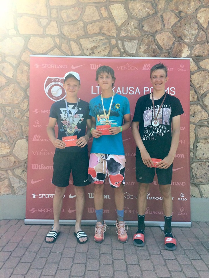 Pirms vasaras saulgriežiem Liepājas tenisisti izcīna godalgotās vietas