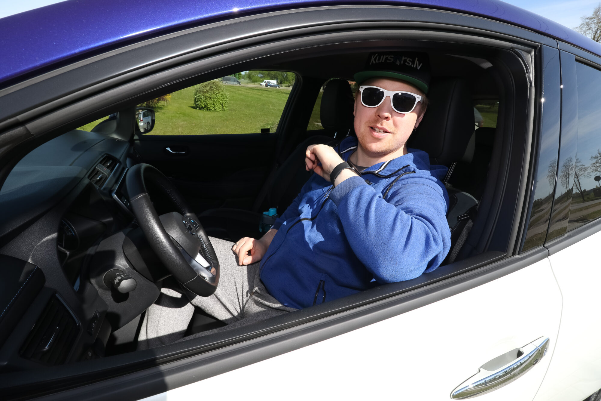 Elektroauto – klusi, ērti, bet pagaidām dārgi. Kristaps Skutelis piestāj Liepājā un stāsta par testiem
