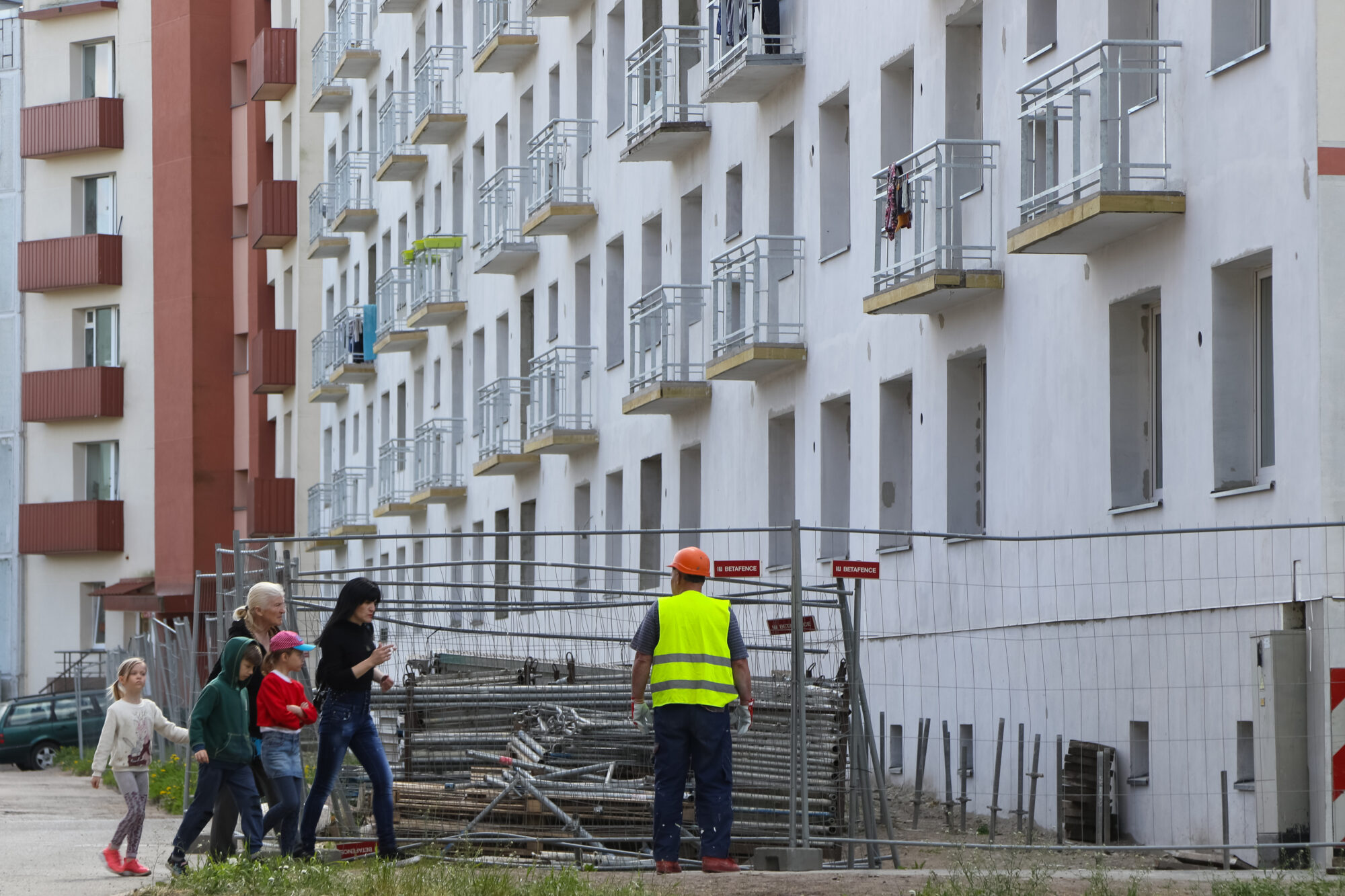 Ultimāts dod rezultātu – renovācijas darbi Viršu ielā atsākušies
