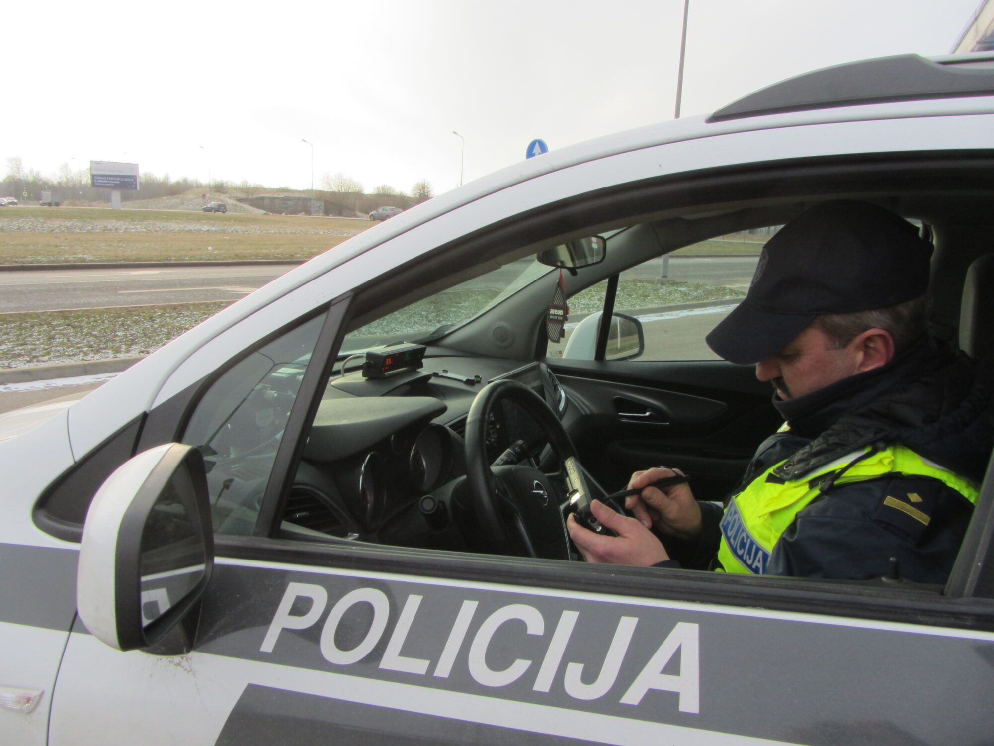 Kuršu ielā reibumā un bez tiesībām bēg no policijas