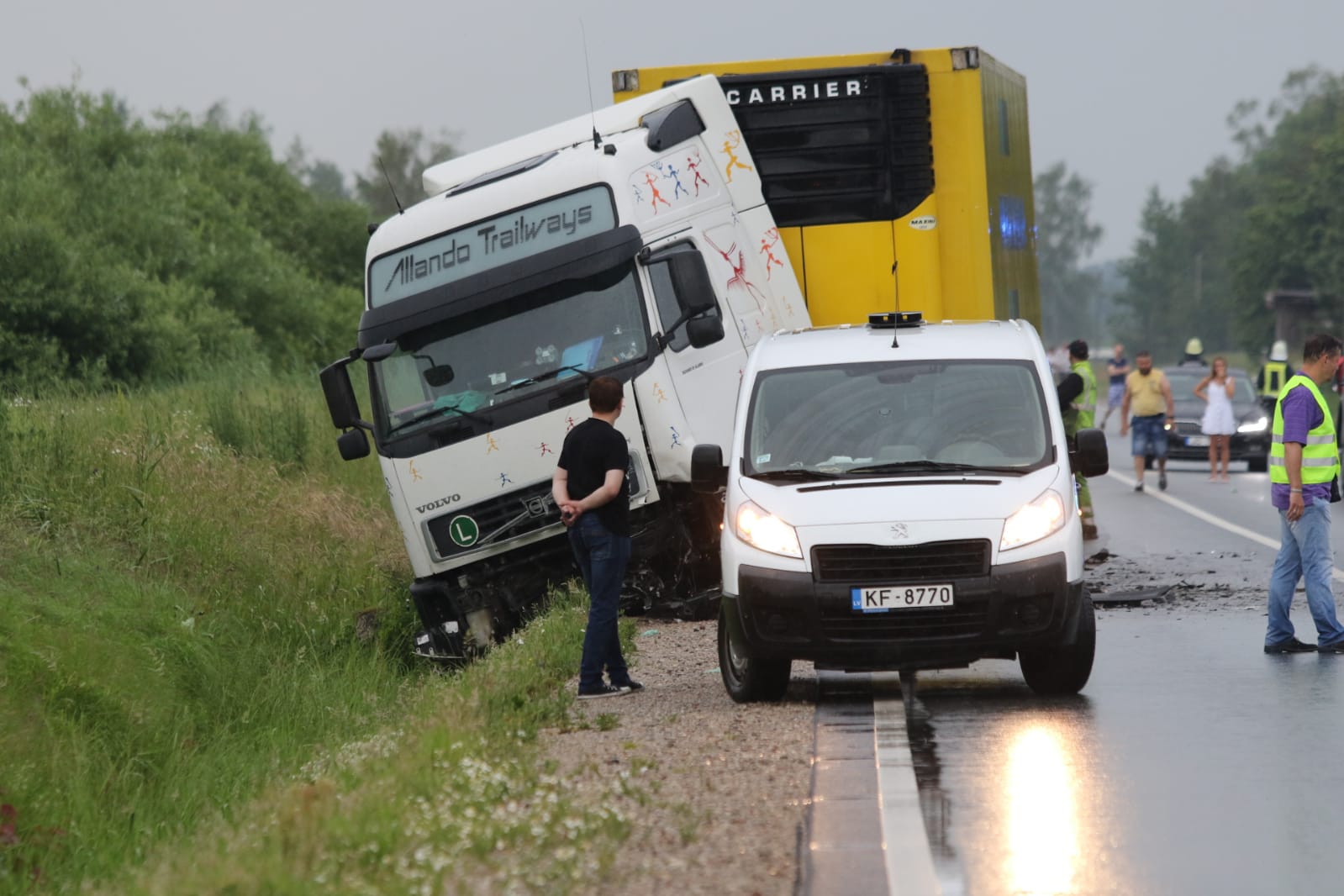 Traģiska avārija uz Nīcas šosejas – bojā gājuši trīs cilvēki, no tiem divi bērni