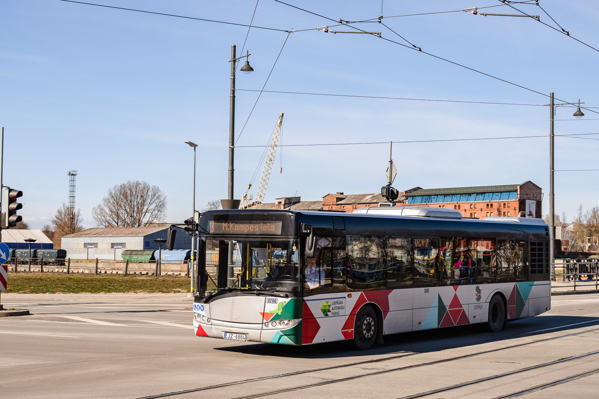 Vīrietis sper pa autobusa durvīm un nonāk policijā 