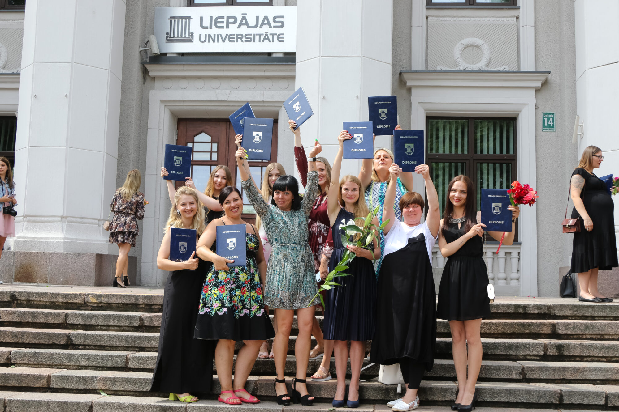Liepājas Universitātē sveicēji absolventus sagaida laukā
