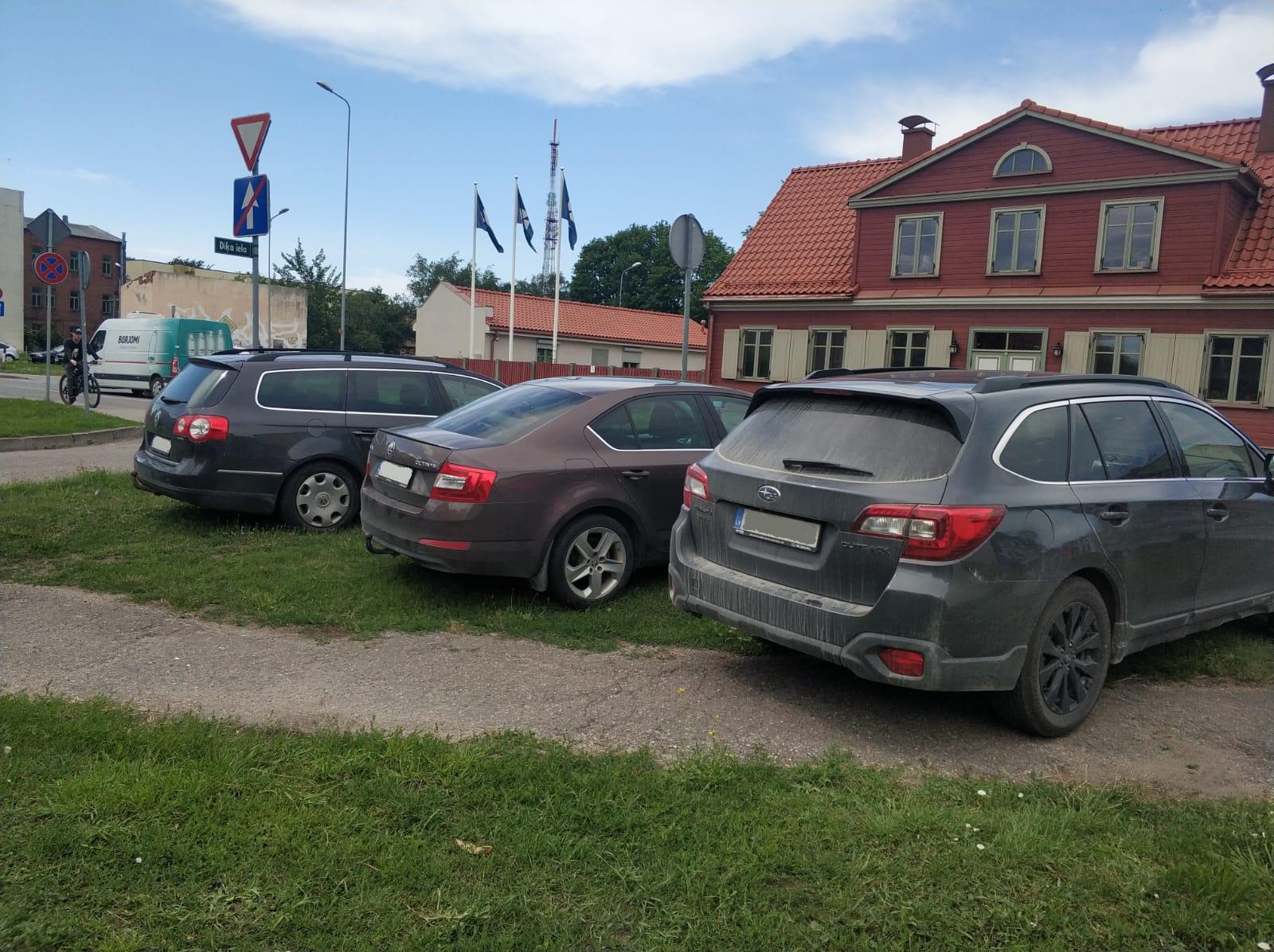 Robs likumā ļauj noparkoties zālienā