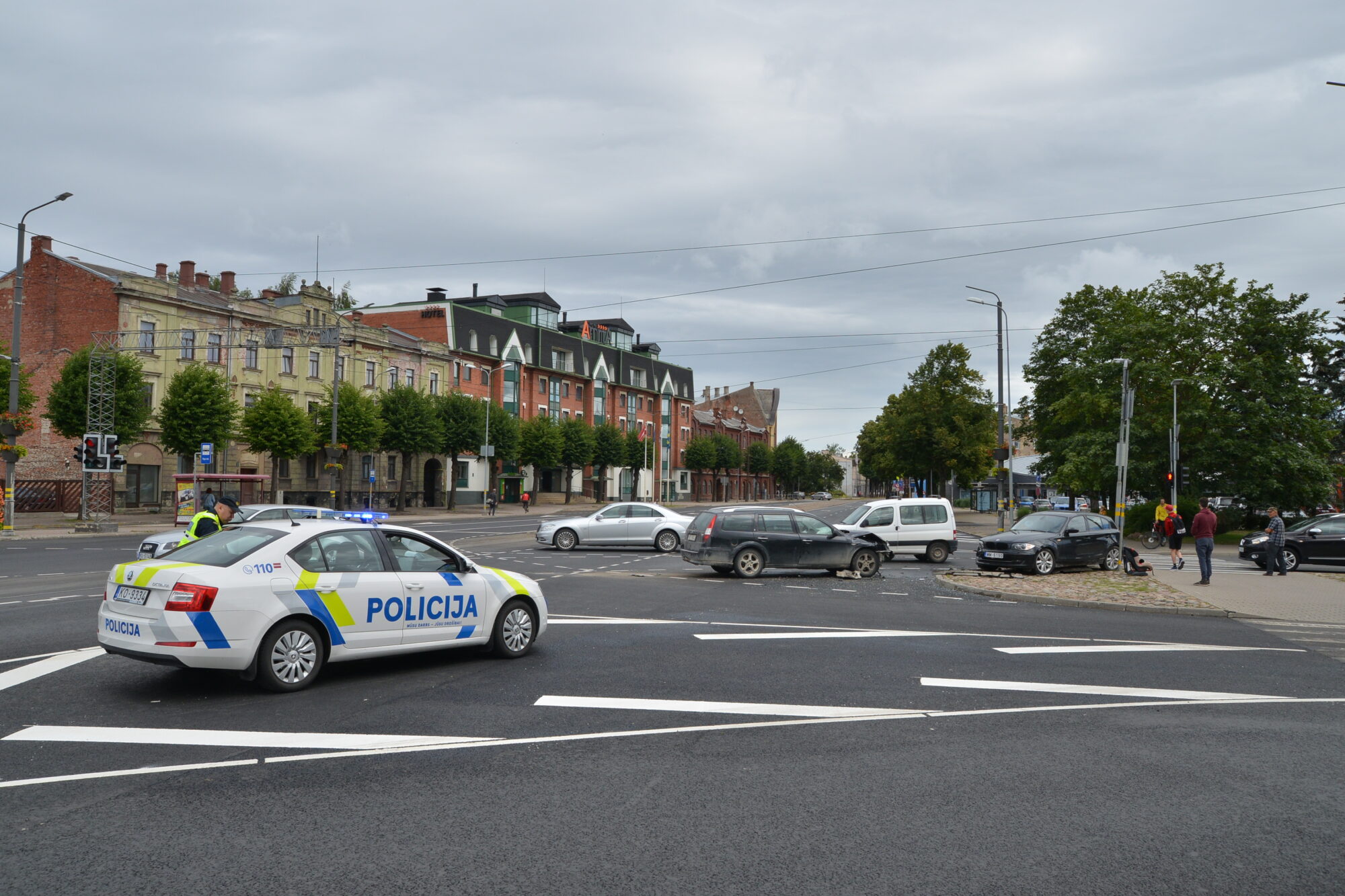Jaunās Ostmalas un Rīgas ielas krustojumā notikusi divu auto sadursme