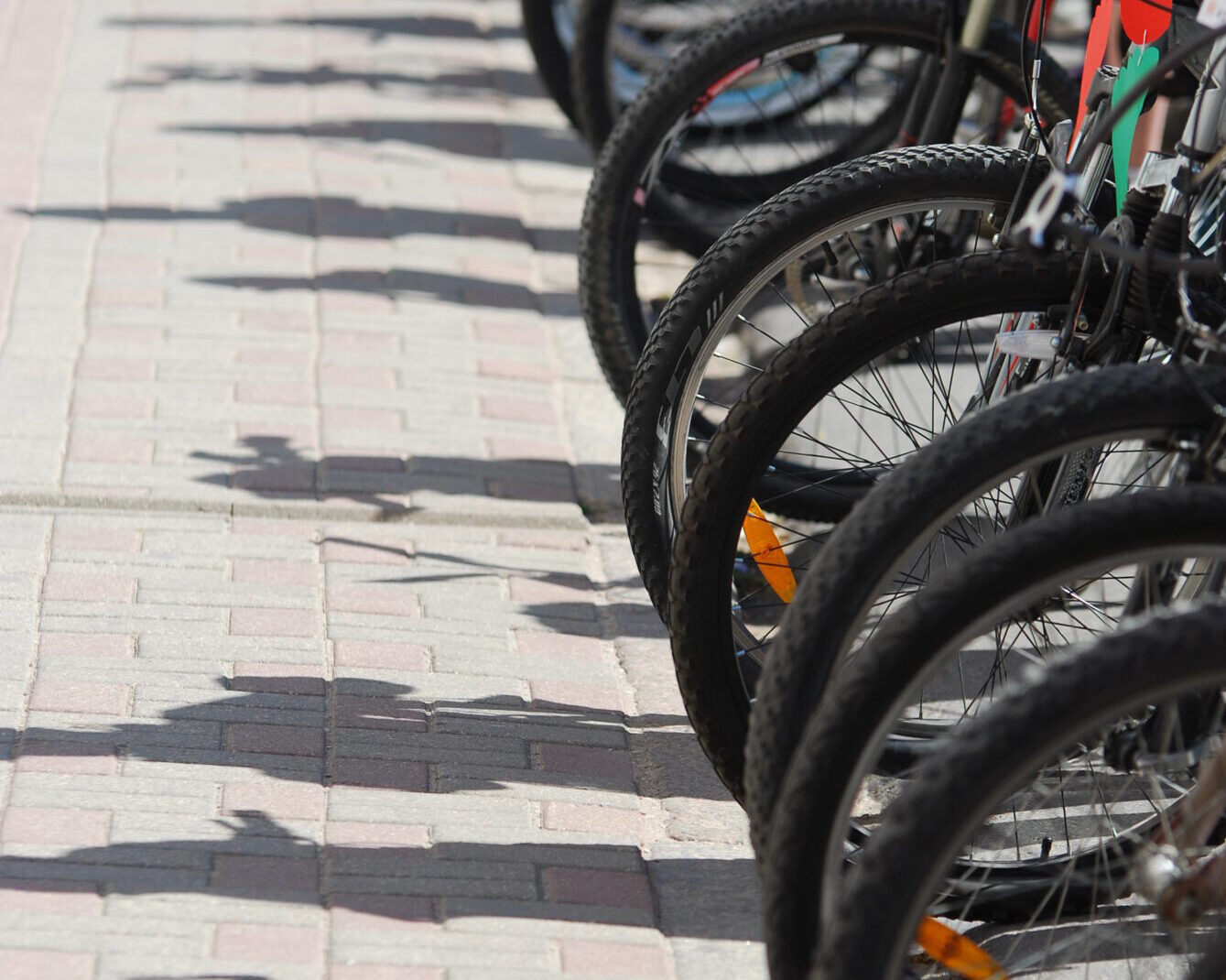 Vāc parakstus par asfalta velotrases izvedi Karostā
