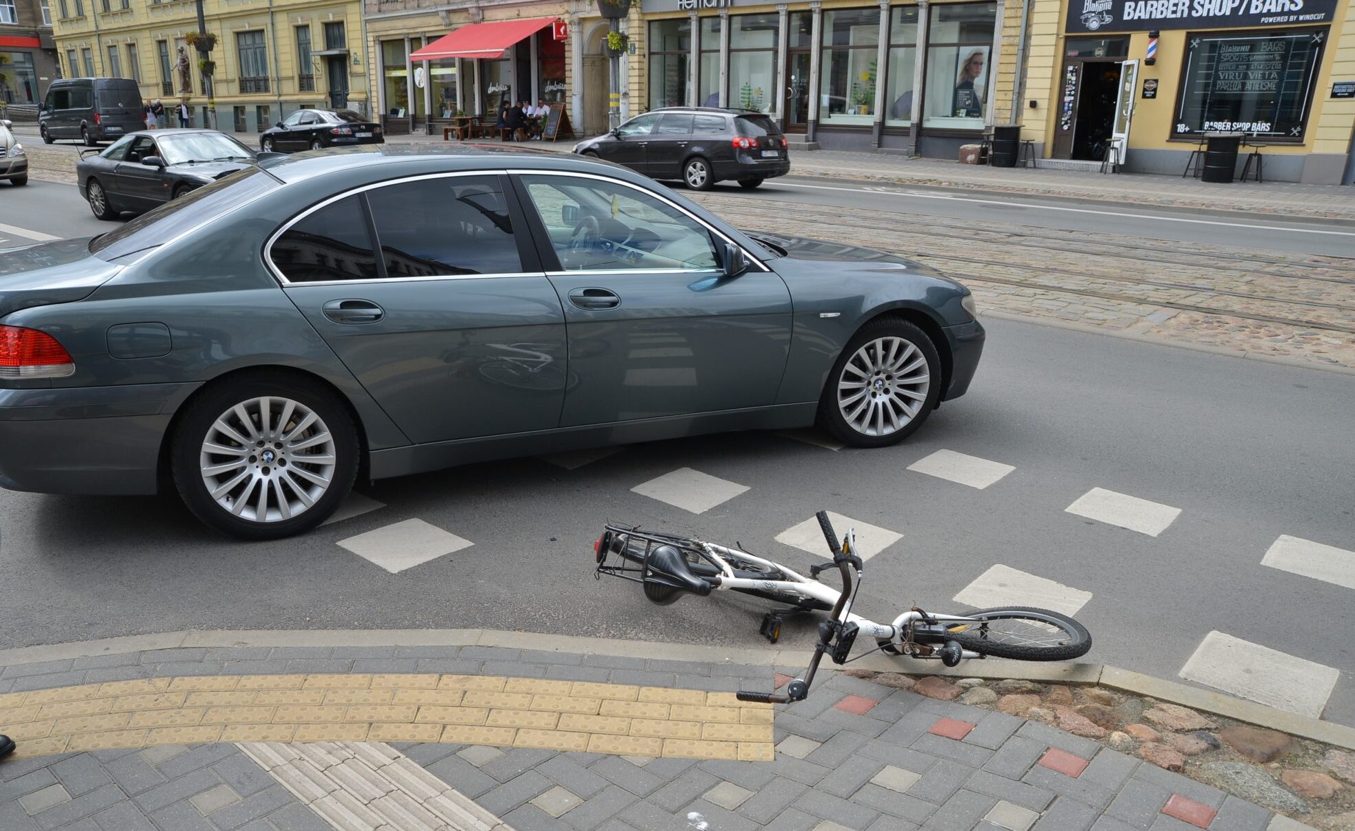 Lielā ielā velosipēdiste saduras ar automašīnu