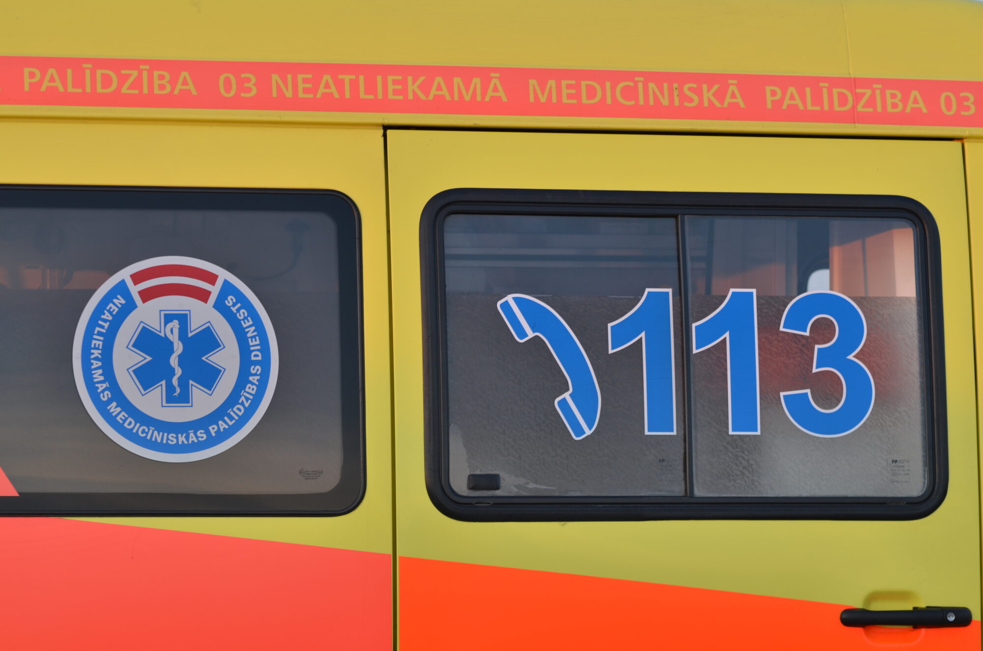 Uz gājēju pārejas uzbrauc sirmgalvei