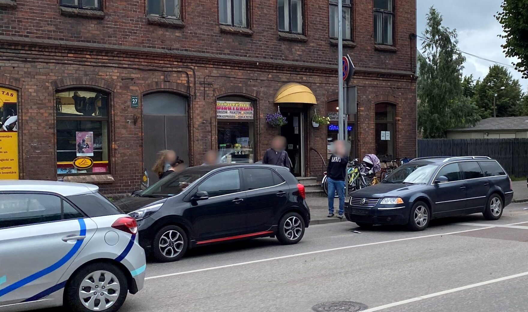 Raiņa ielā neievēro distanci un izraisa avāriju
