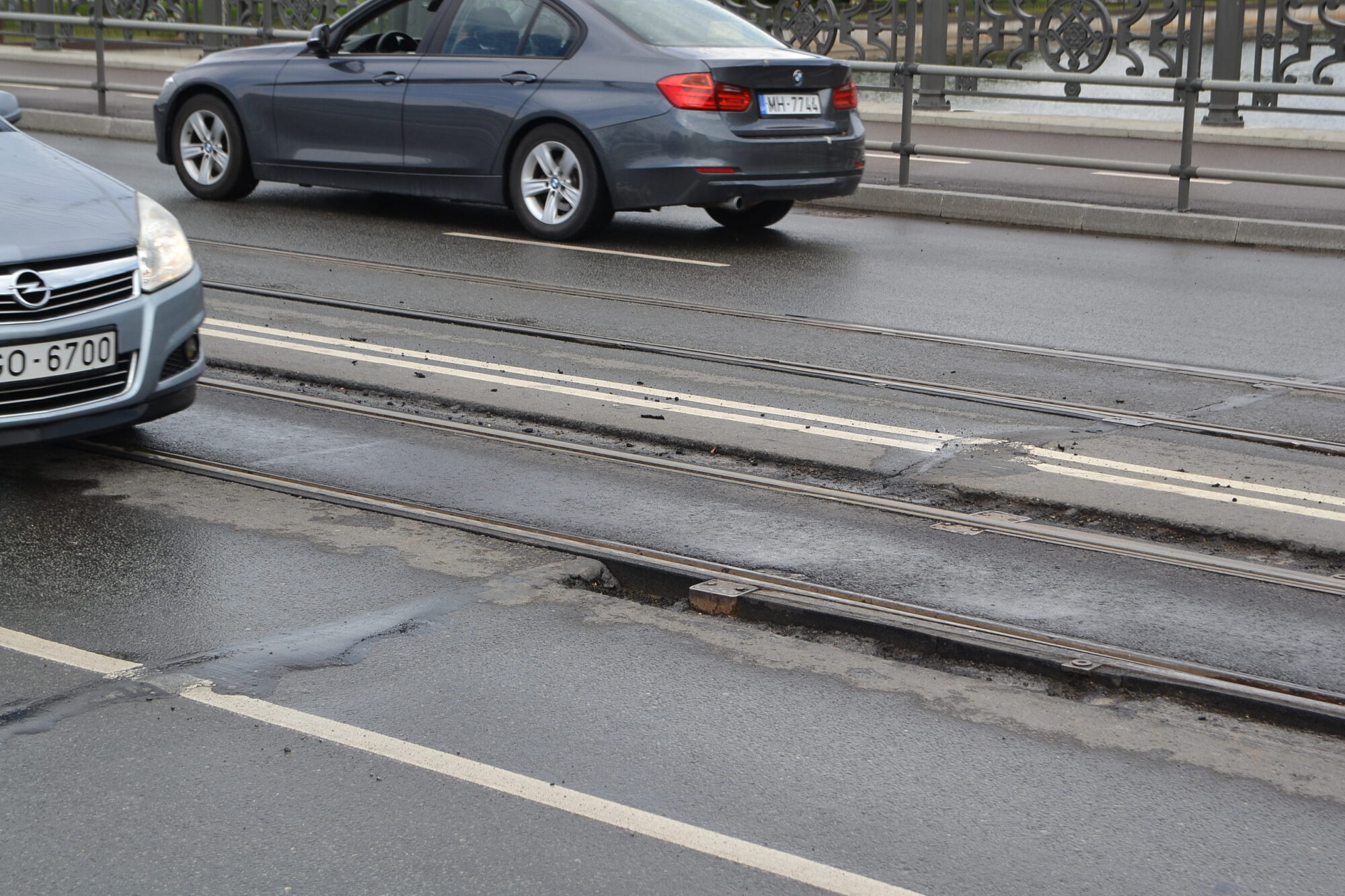 Naktīs remontē pirms gada atjaunoto Tramvaja tiltu