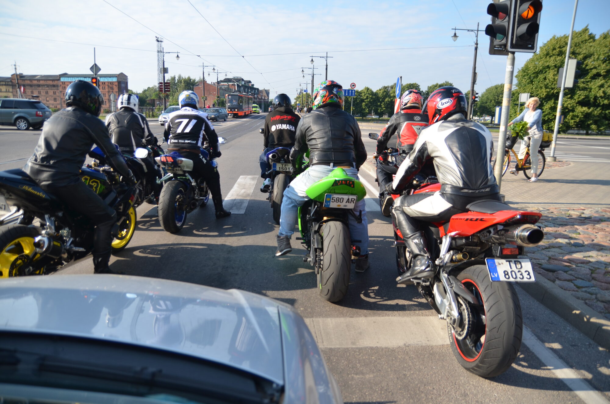Sadursmē ar auto cieš motociklists