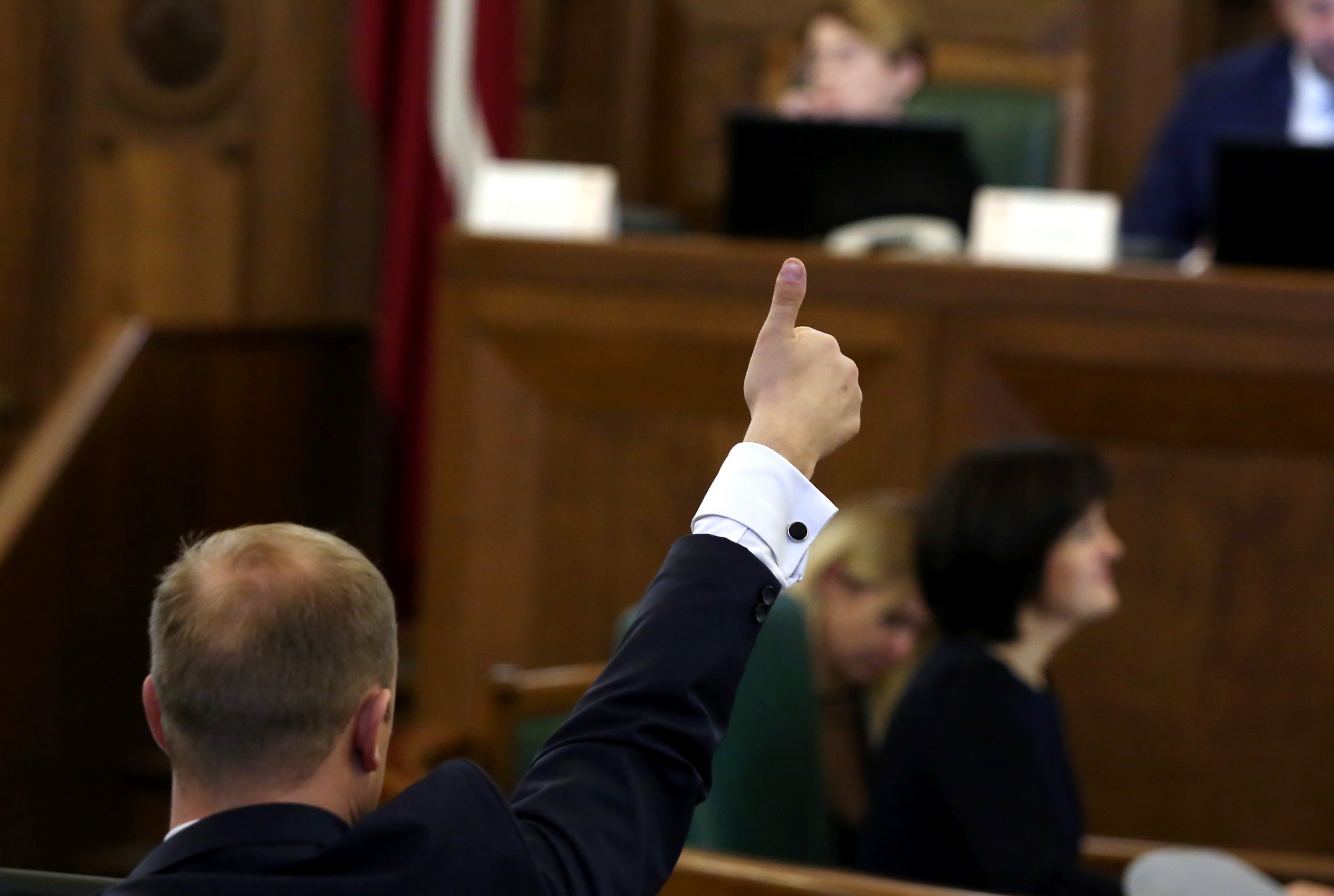 Covid-19 pārslimošanas vai vakcinācijas sertifikātu nav uzrādījuši seši Saeimas deputāti