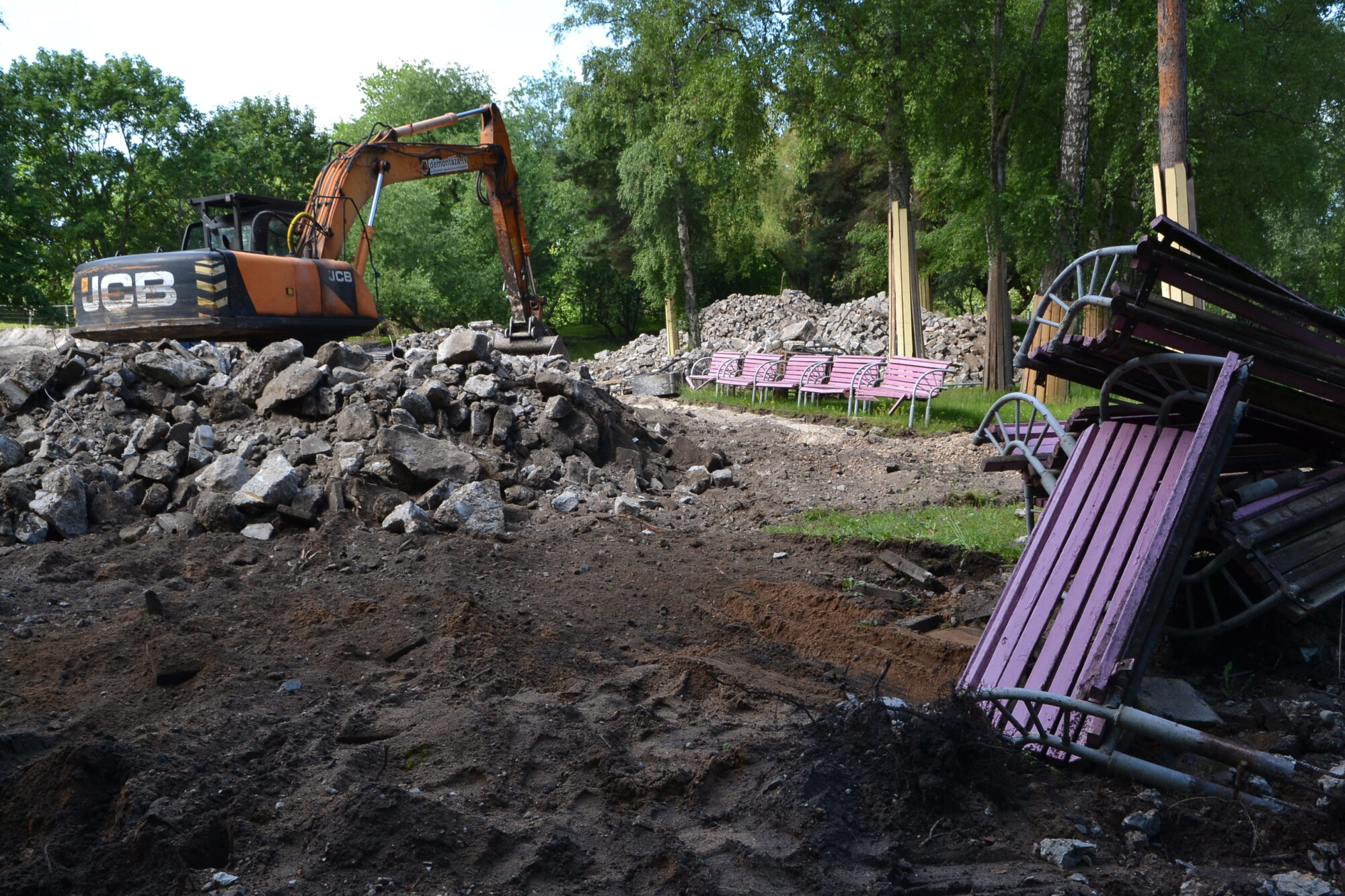 Vēl pasēdēsim uz “Pūt, vējiņi!” soliņiem. Tos izvietos citviet Liepājā