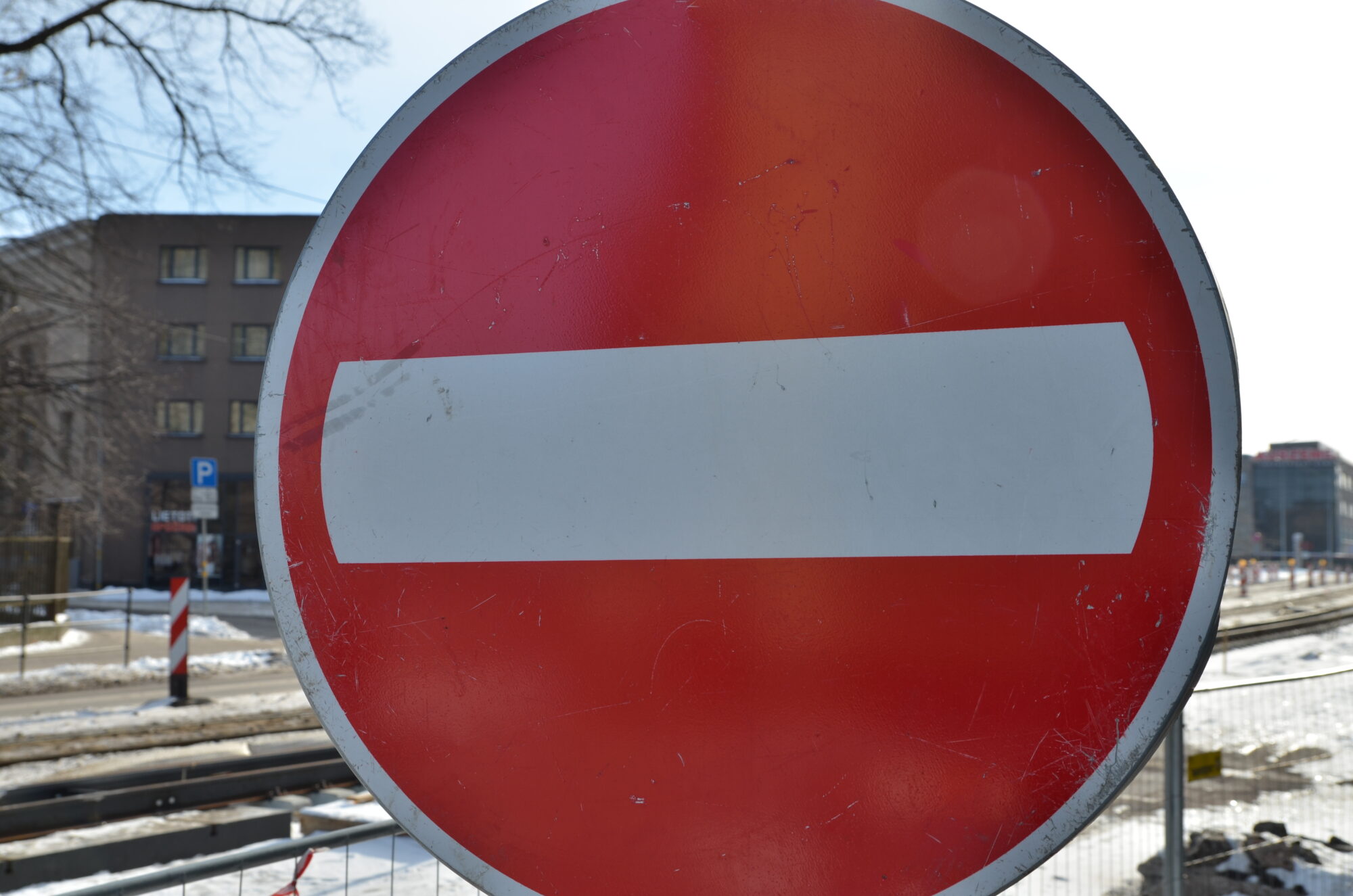 Slēgs satiksmi Apšu ielā