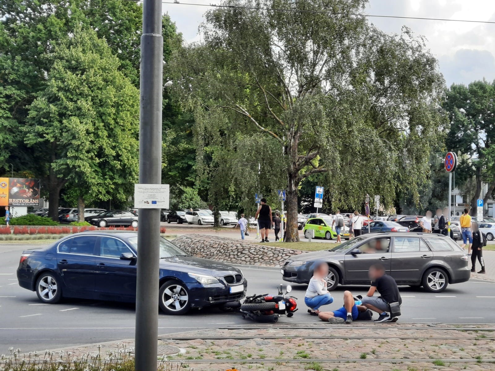 Sadursmē ar “BMW” cieš motociklists