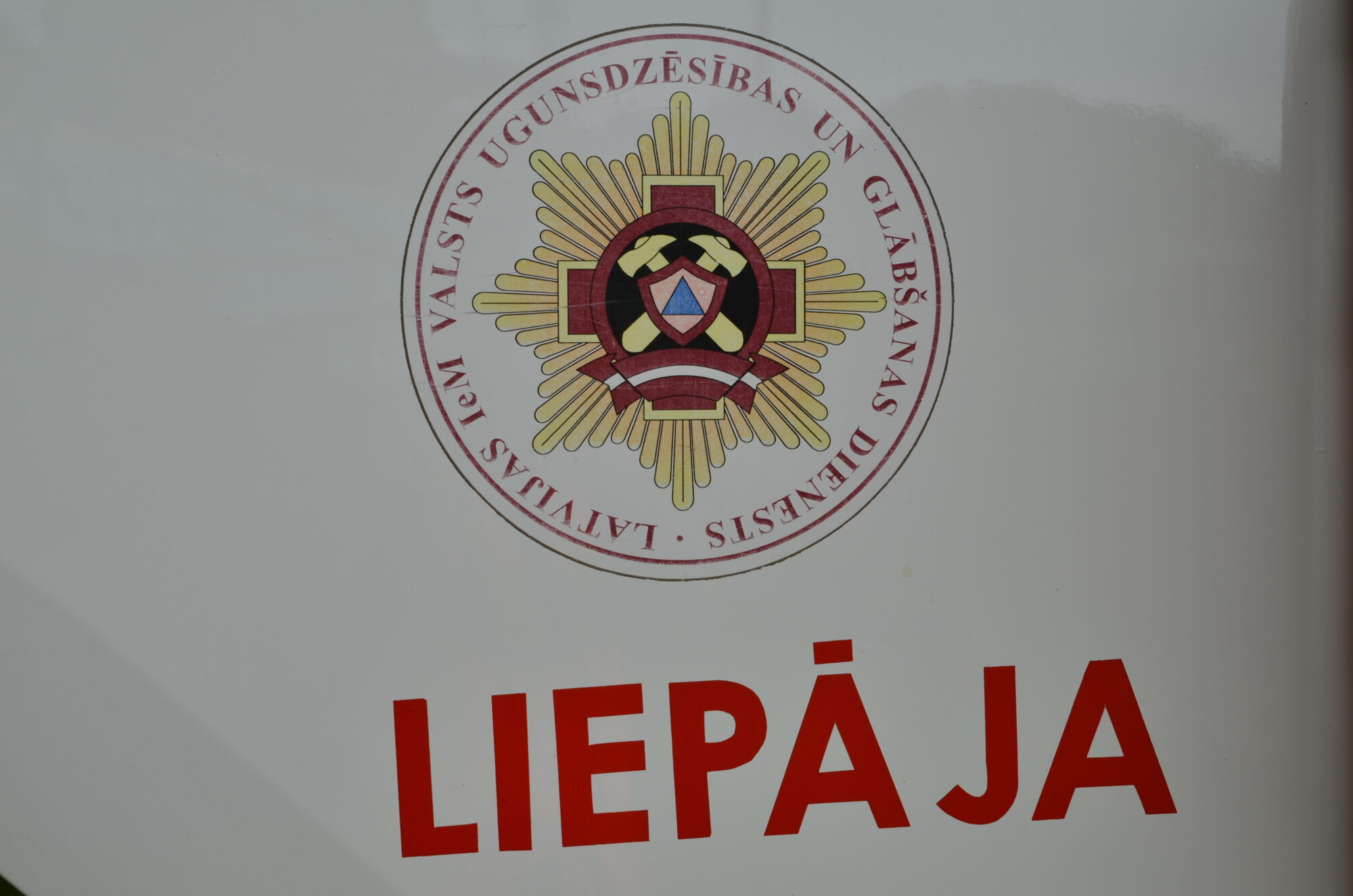 Dedzis kombains un labības rugāji