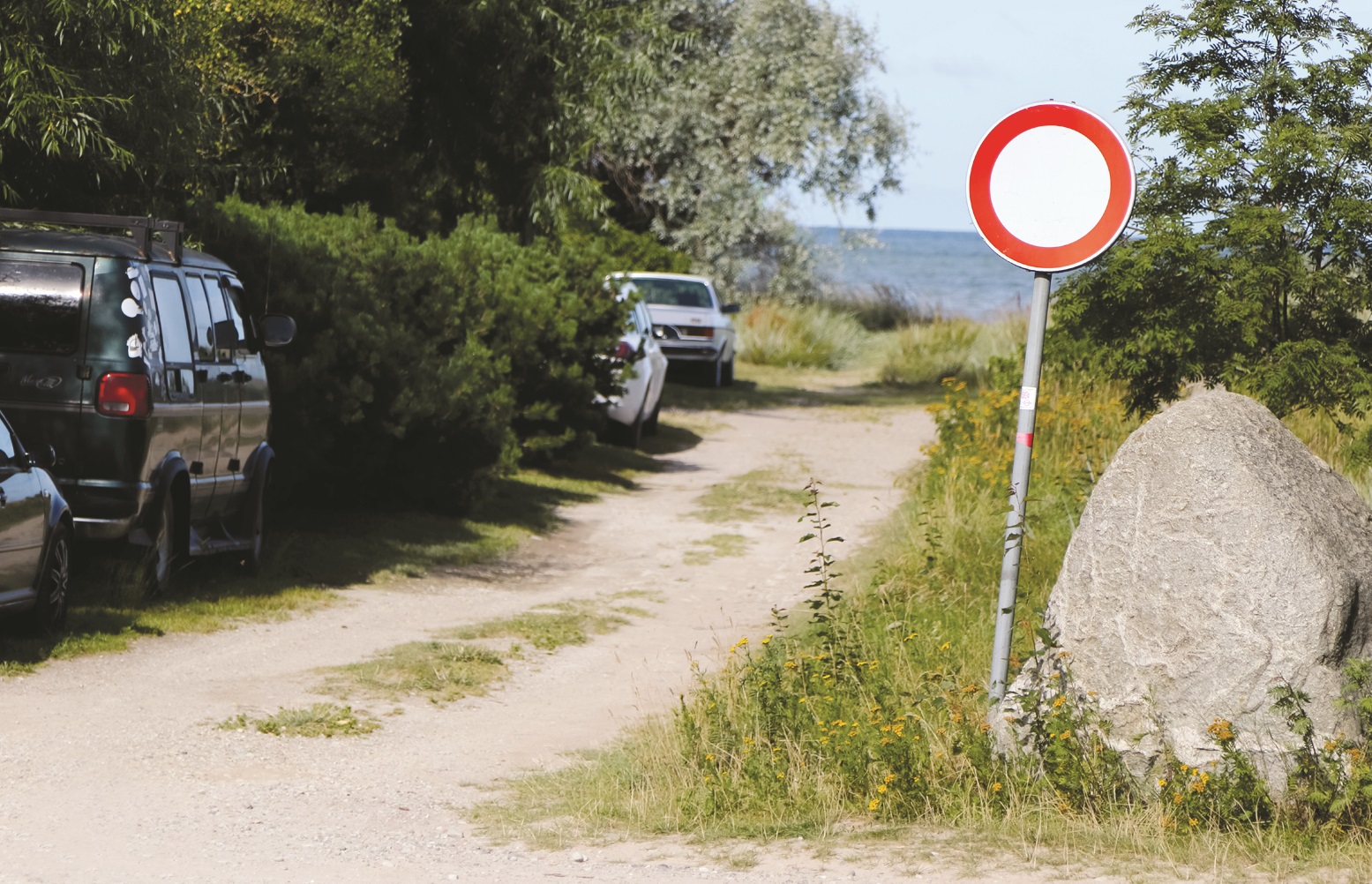 No atpūtnieka līdz likumpārkāpējam, auto novieto pat aizliegtajās vietās