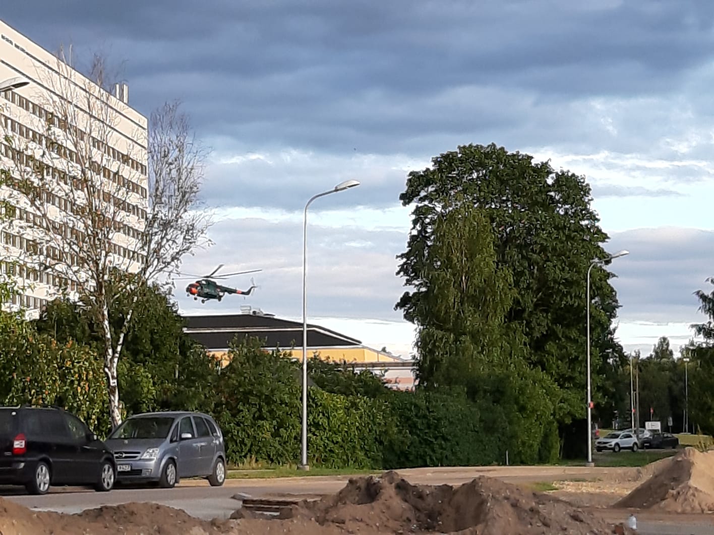 Pacientu ar helikopteru nogādā uz slimnīcu Rīgā