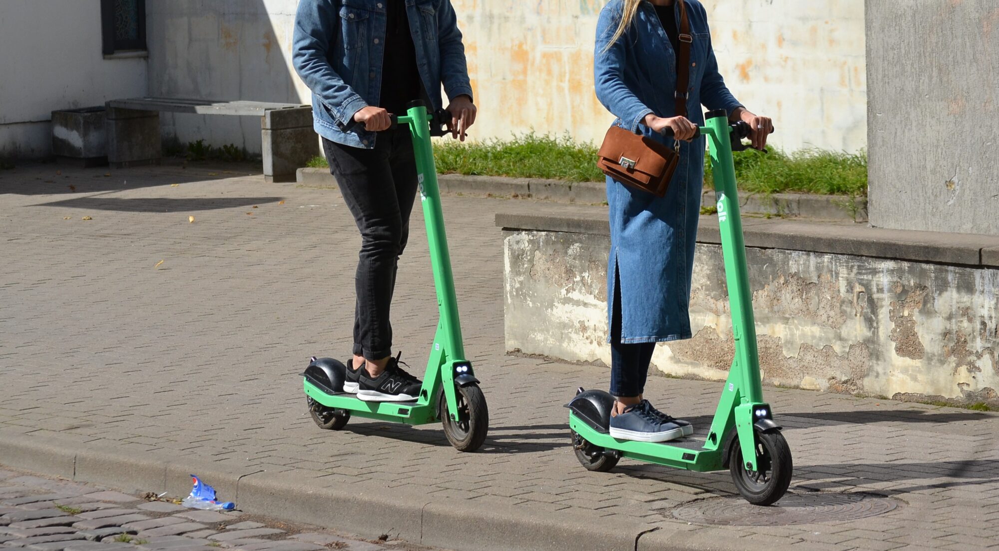 Brauc bez tiesībām, satraumē elektroskrejriteņa vadītāju
