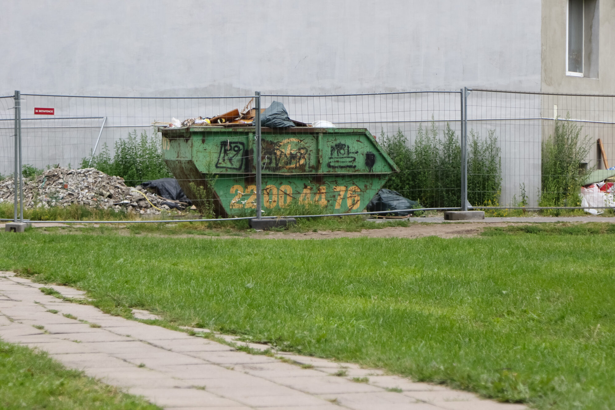 Iedzīvotāji neapmierināti, būvnieks nesavāc gružus